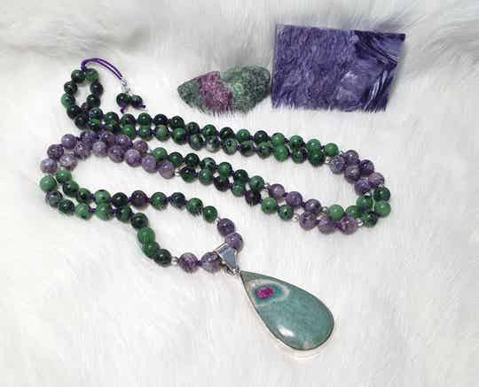 Mala charoiet, robijn in zoisiet met sz hanger robijn in fuchsiet