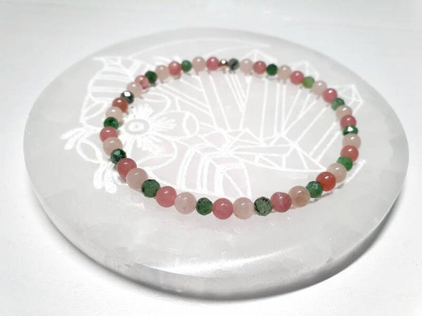 Morganiet, rhodochrosiet en robijn in zoisiet