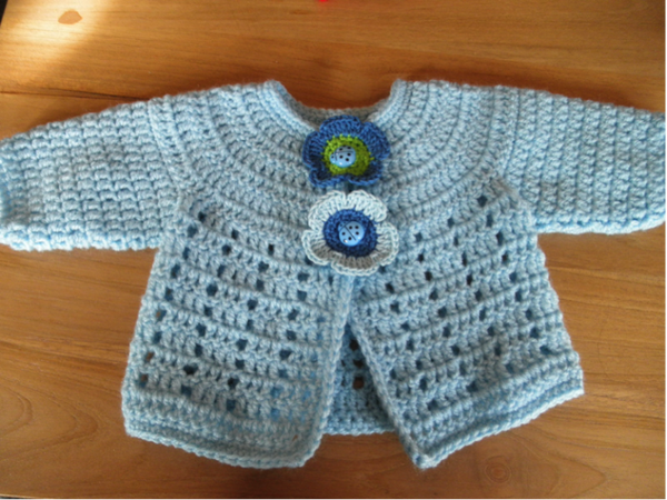 Haakpatroon babyvestje met ronde pas en bloemen