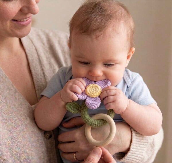 Haakpatroon bijtring met bloem