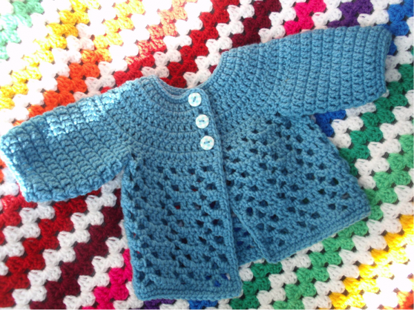 Haakpatroon babyvestje met ronde pas en siersteek