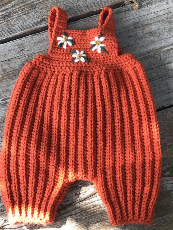 Haakpatroon geborduurde babyromper