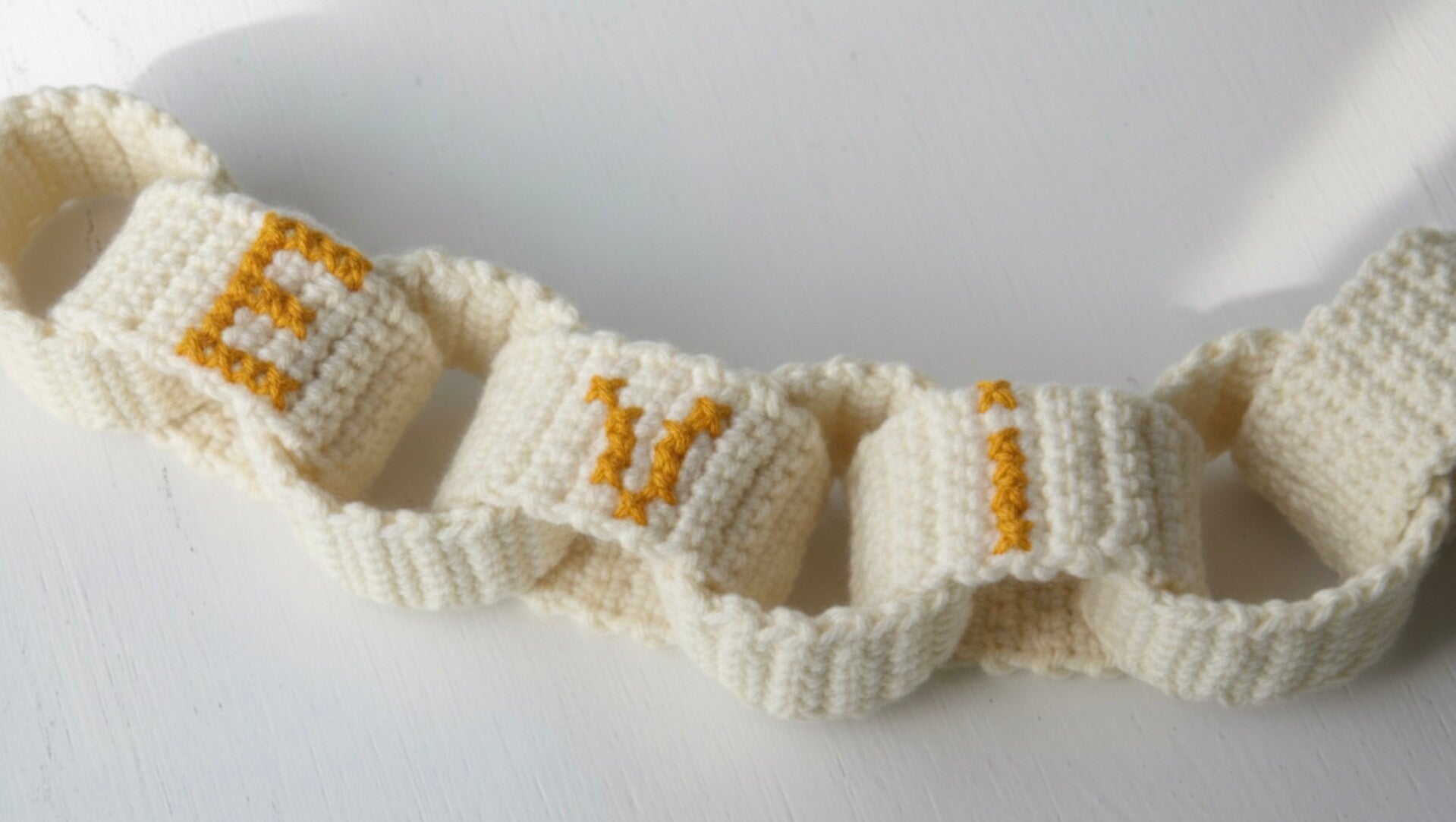 Haakpatroon slinger met naam of bloemetjes