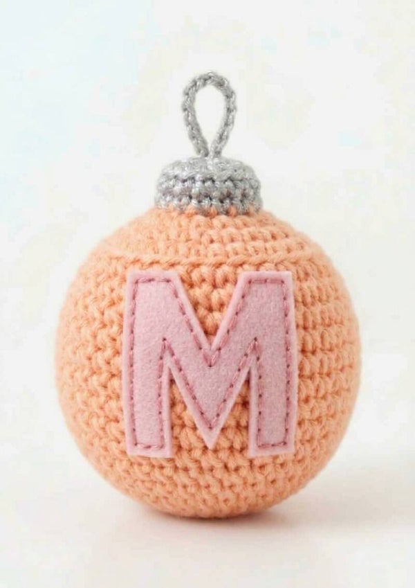 Haakpatroon kerstbal met vilten letter