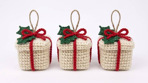 Haakpatroon cadeautjeshanger voor in de kerstboom