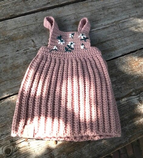 Haakpatroon babyjurkje met geborduurde pas