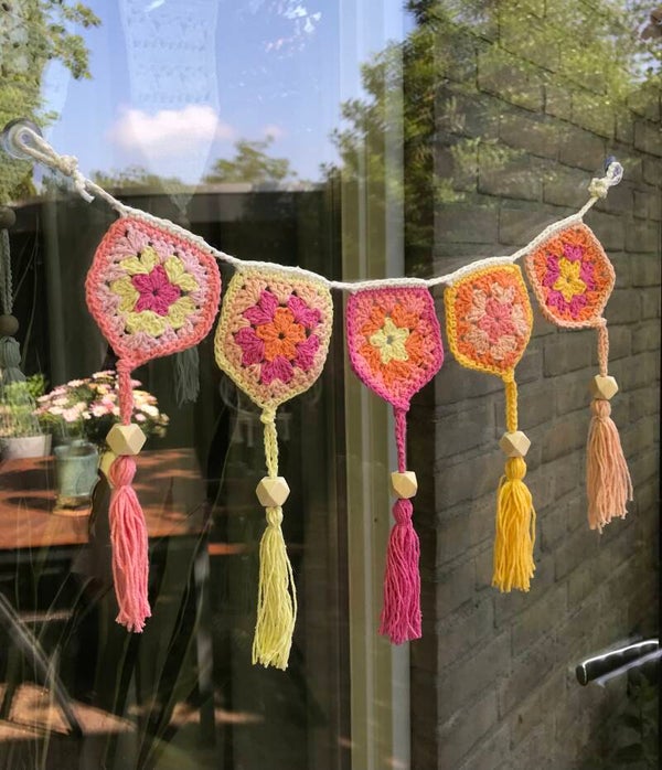 Haakpatroon kleurrijke Granny raamslinger
