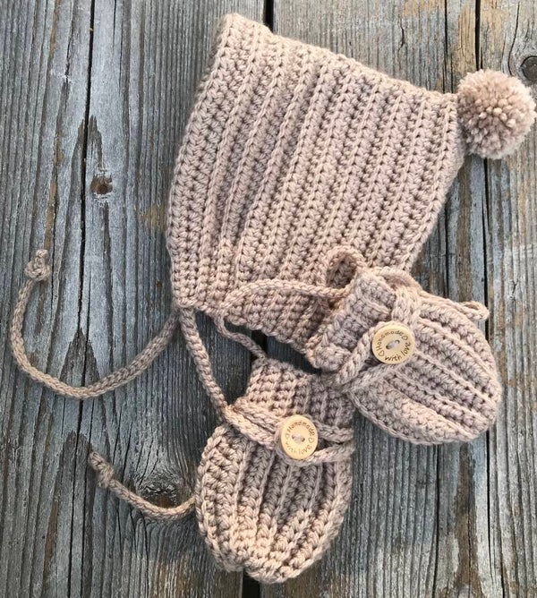 Haakpatroon geribbeld setje van muts en wantjes