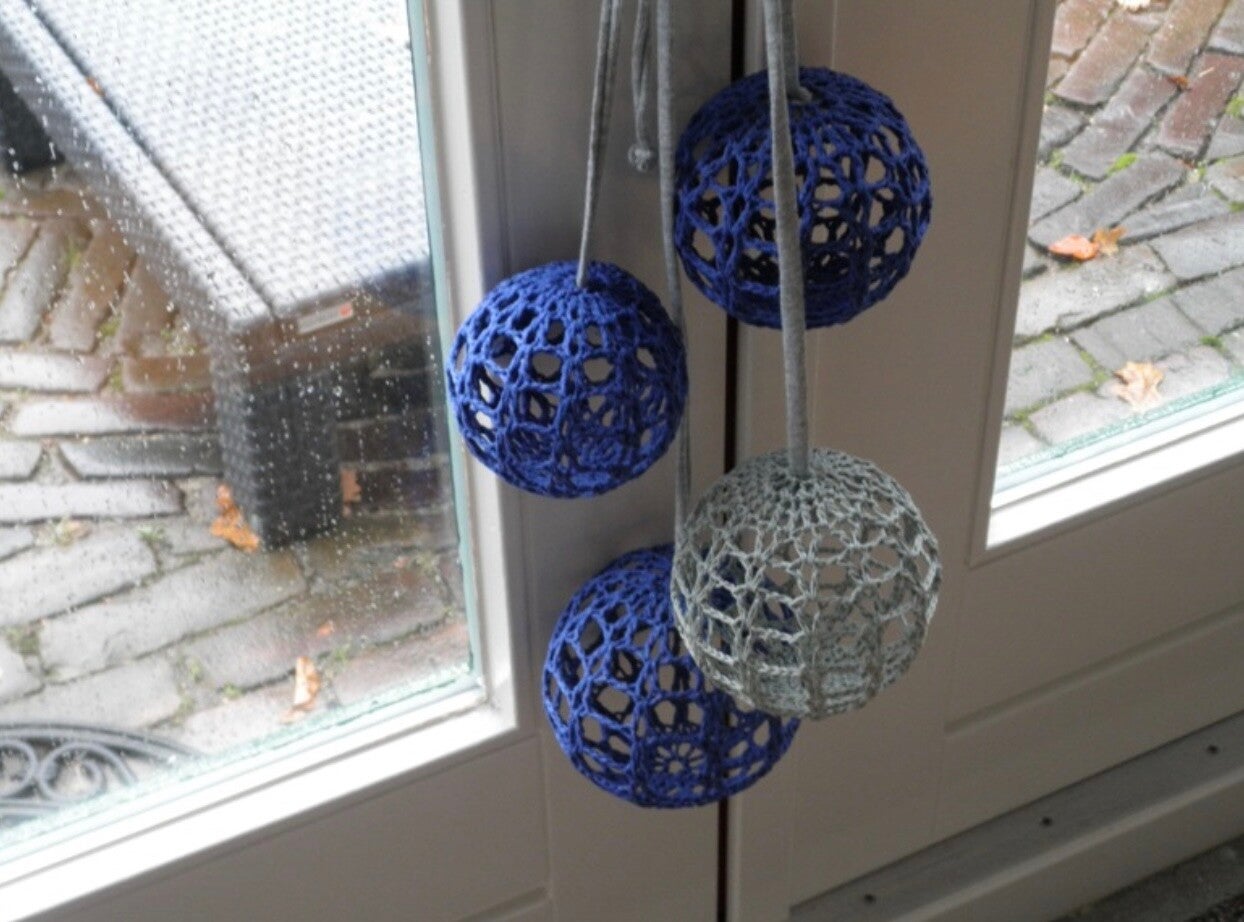 Haakpatroon open gewerkte bal of kerstbal