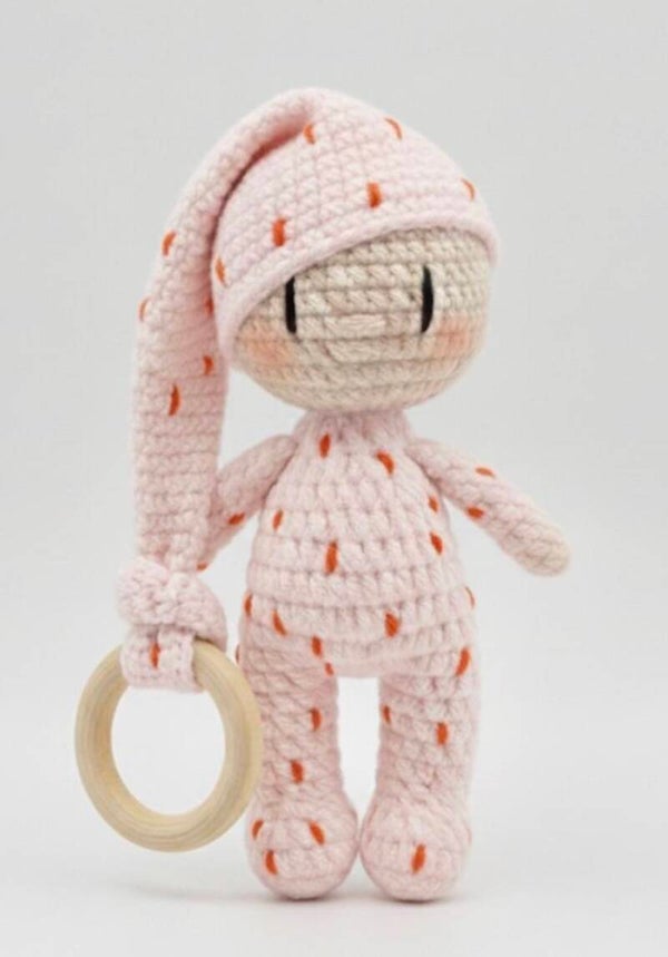 Haakpatroon popje met ring aan het slaapmutsje