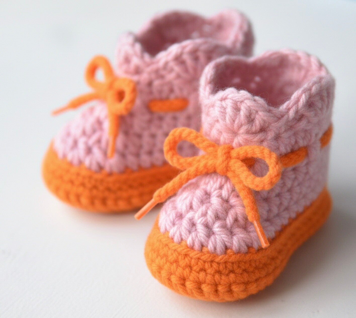 Haakpatroon slofjes met schulprand en sluitkoordje