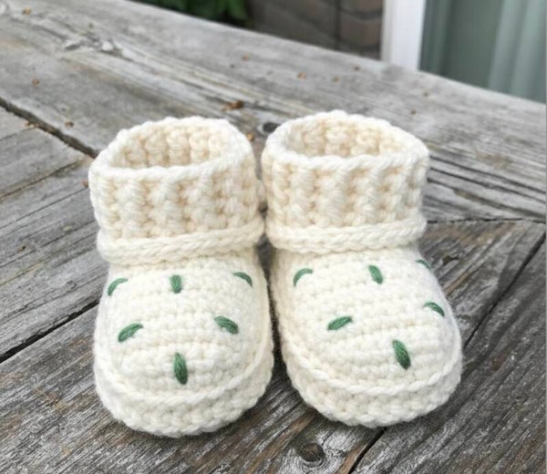 Haakpatroon slofjes met boord en striksluiting aan de achterkant