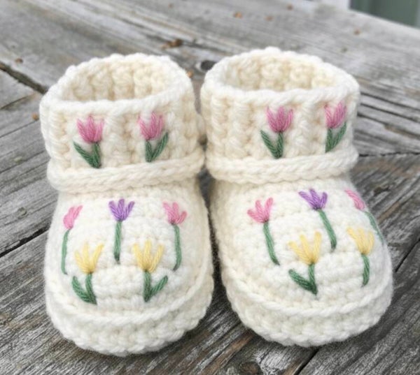 Haakpatroon geborduurde tulpjes slofjes met strikkoordje