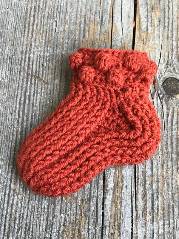 Haakpatroon babysokjes met bolletjes