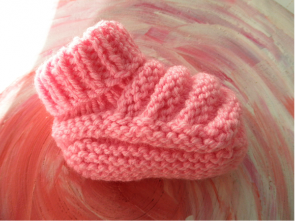 Breipatroon roze babybooties met ribbels en boord