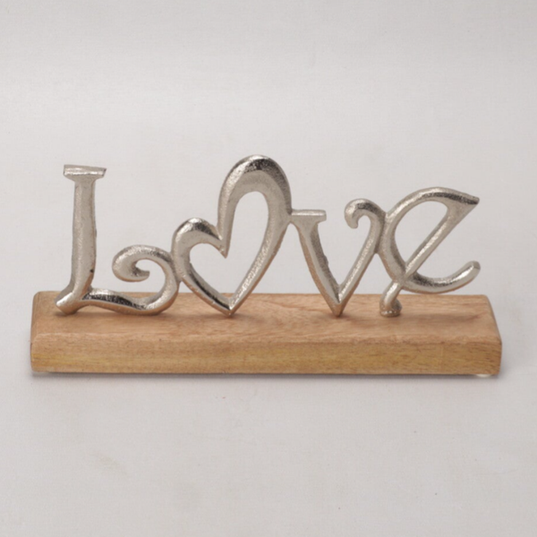 Schriftzug LOVE auf Holz