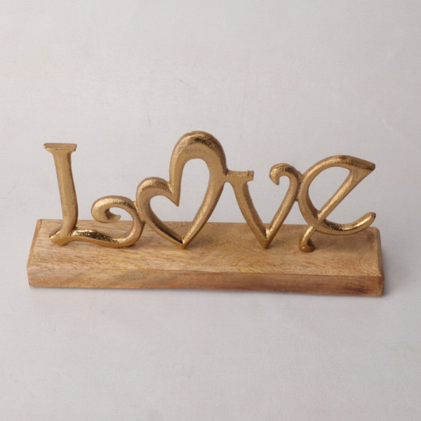 Schriftzug LOVE auf Holz