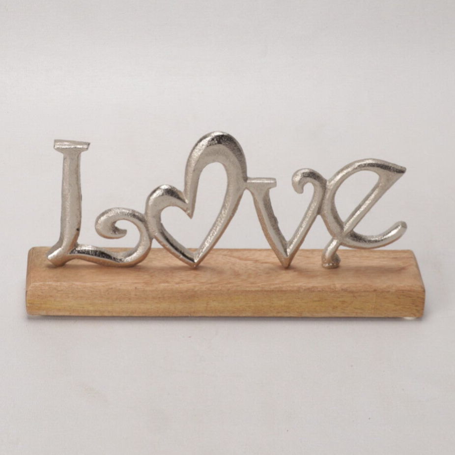 Schriftzug LOVE auf Holz