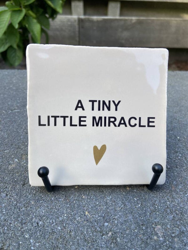 A tiny little miracle | Tegeltje met tekst