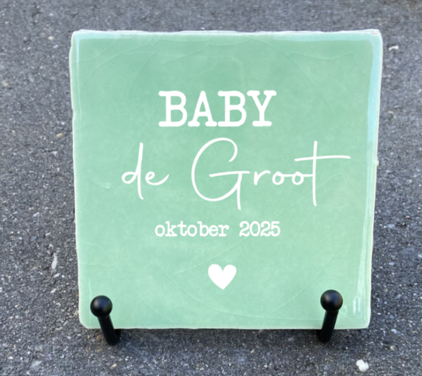 Baby [ACHTERNAAM} onderweg | Tegeltje met tekst