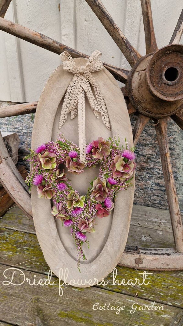 Hjärta av torkade blommor på bricka