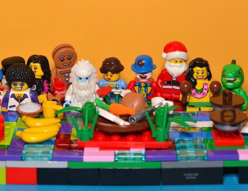 Lego Figures Thanksgiving Dinner (1)