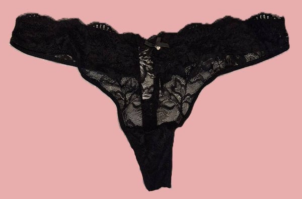 Ein Traumstring in schwarzer spitze