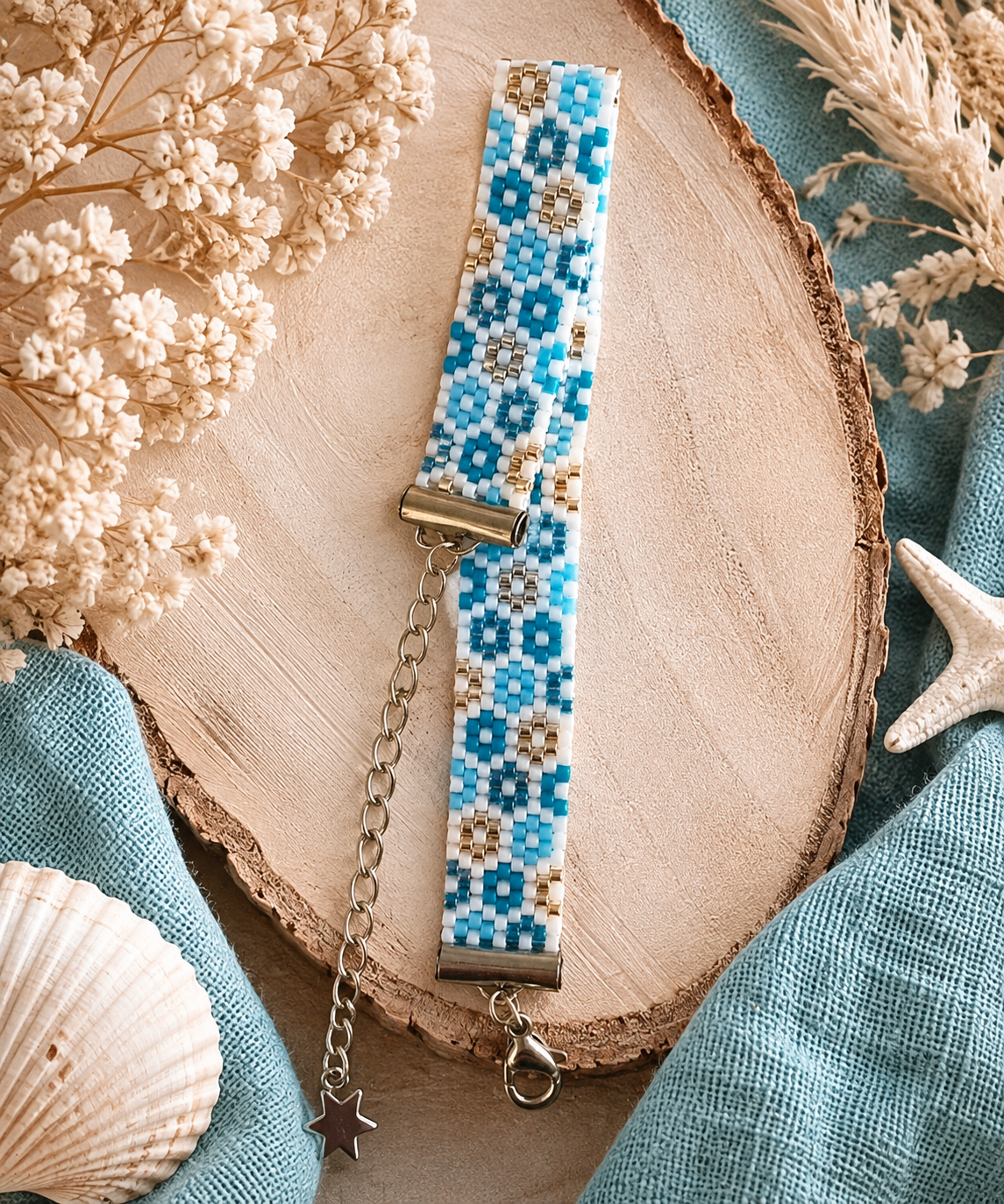 Bracelet tissé à la main en perles Miyuki au motif florale dans des tons bleus