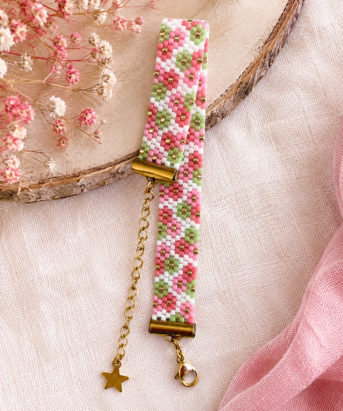 Bracelet tissé à la main en perles Miyuki dans un motif floral printanier rose et vert