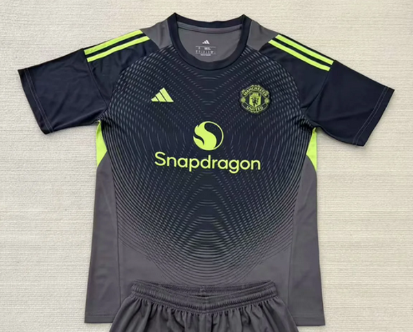 Manchester United 2025/2026 Goalkeeper Home Shirt - Kids 3-14 years old and Adults Small to 2XL