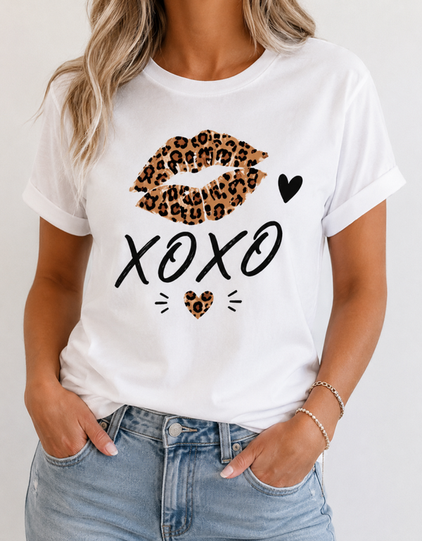Leo Damen T-Shirt „XOXO“ – Statement Shirt mit Leo-Kussmund