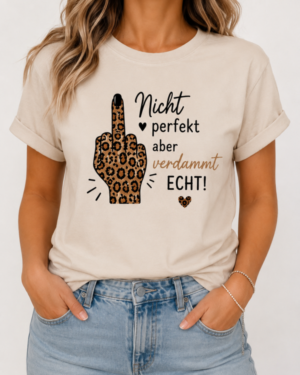 Leo Damen T-Shirt „Nicht perfekt, aber verdammt echt!“ – Statement Shirt mit Leo-Motiv