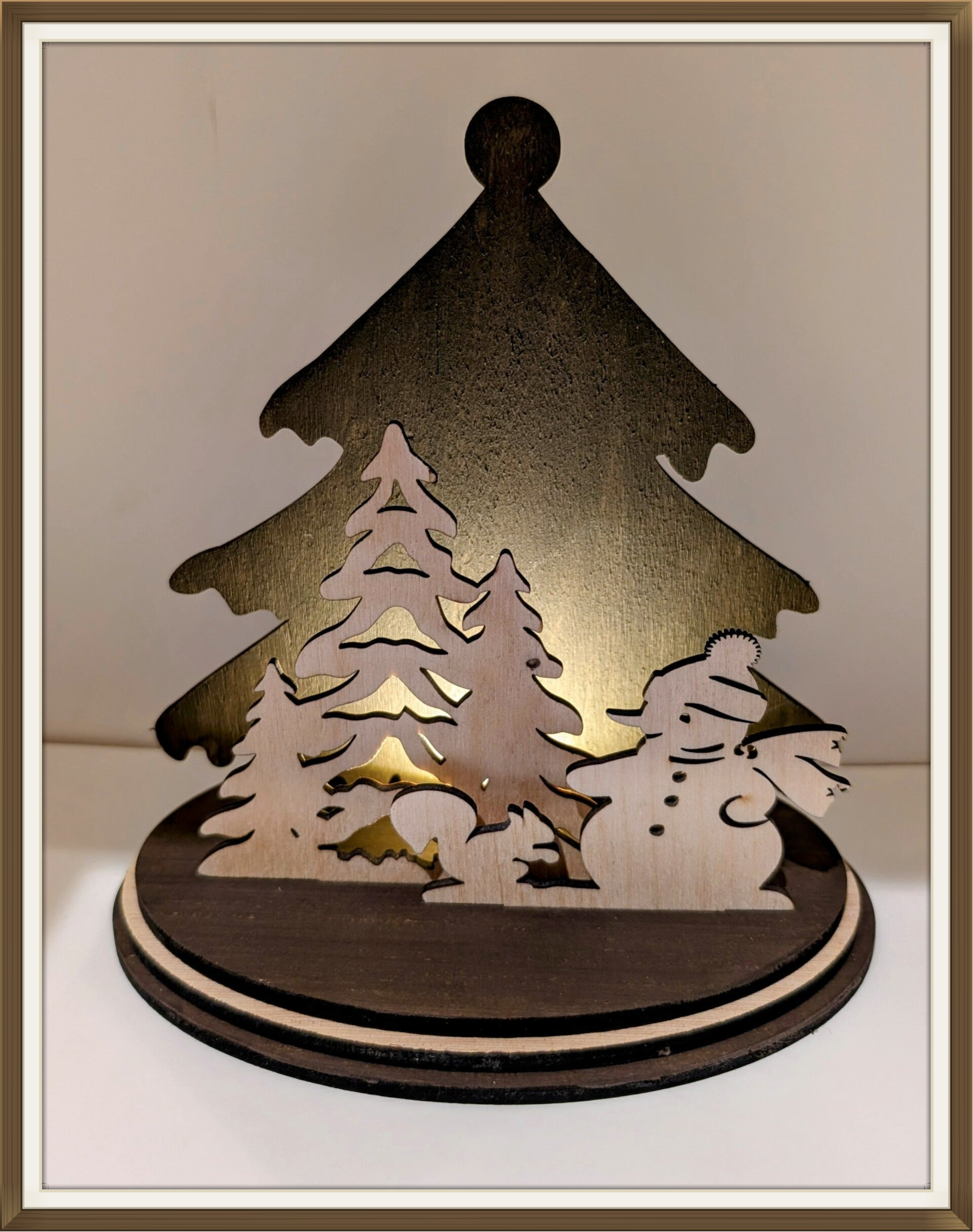 Décoration lumineuse en 3D représentant un bonhomme de neige.