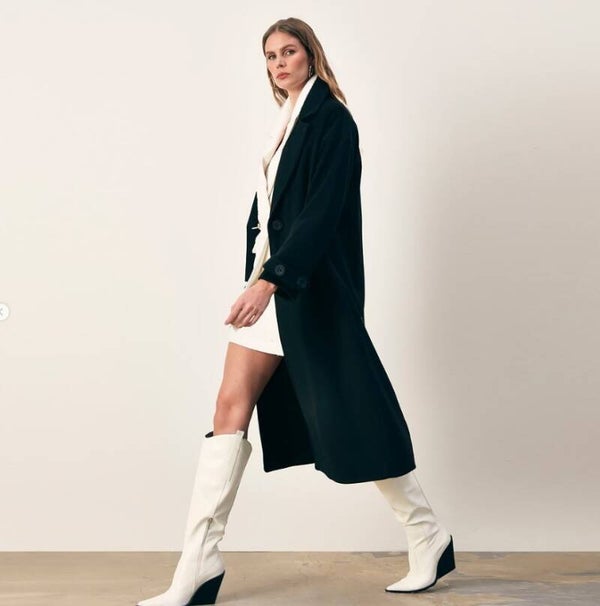 Oversize mantel met knoopdetails