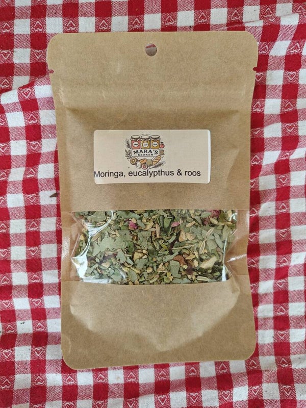 Thee Moringa, eucalyptus en roos
