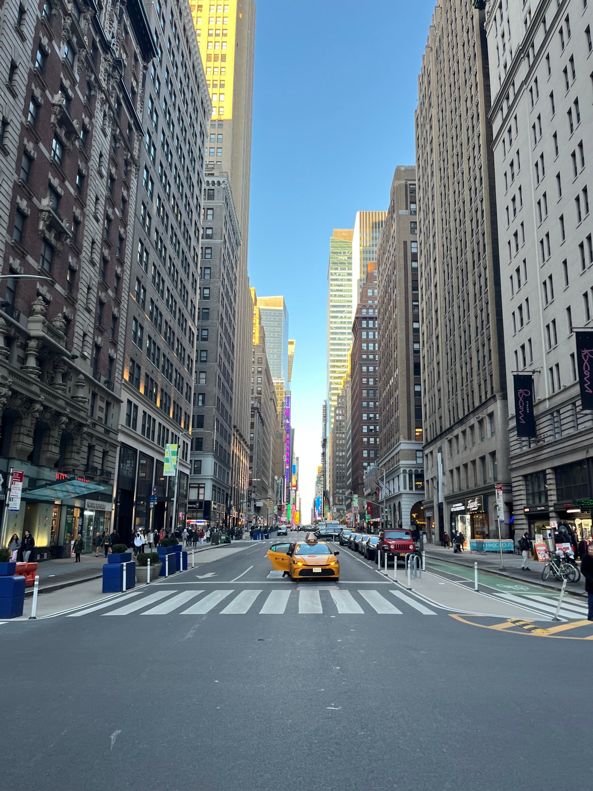 new york knicks tshirt on tourist in times square at night