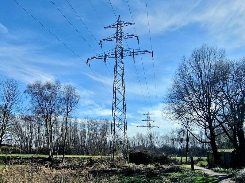 Hoogspanningmasten bij Overijsselskanaal