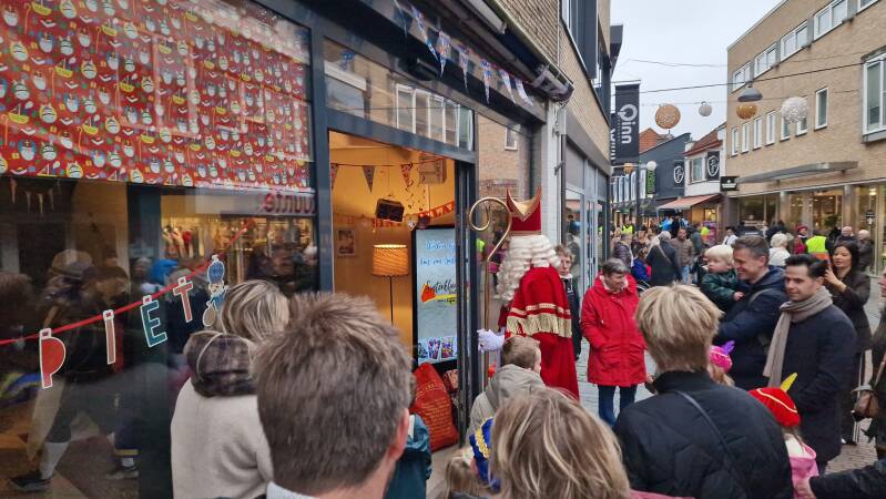 Sinterklaas bij het Sinterklaas huisje in Raalte