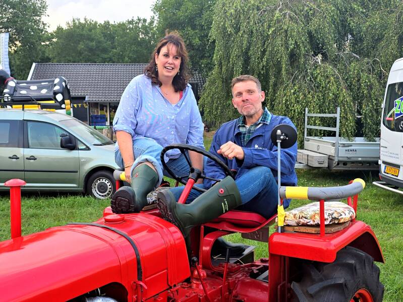Erik Valk uit Broekland en Lynn Groot Beumer-Kolkman uit Raalte gepresenteerd als de nieuwe Sallandse Boer en oogstkoningin van Stöppelhaene 2026