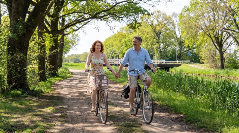 woman_and_man_cycling_hand-in-hand_202607041136-standard.jpg