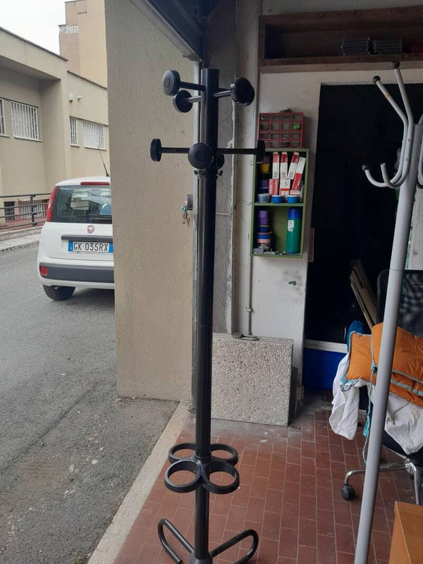 appendi abiti nero metallico poco funzionale