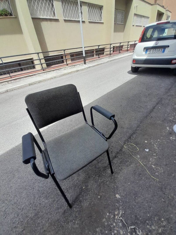 sedia....................................................normalissima
