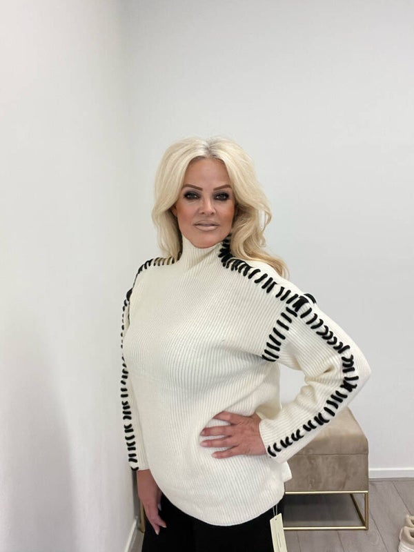 Whipstitched turtleneck sweater creme
