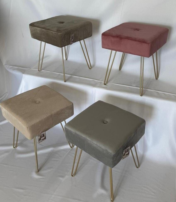 Pouf in Pouf Velluto con Gambe Oro – Eleganza e Comfort