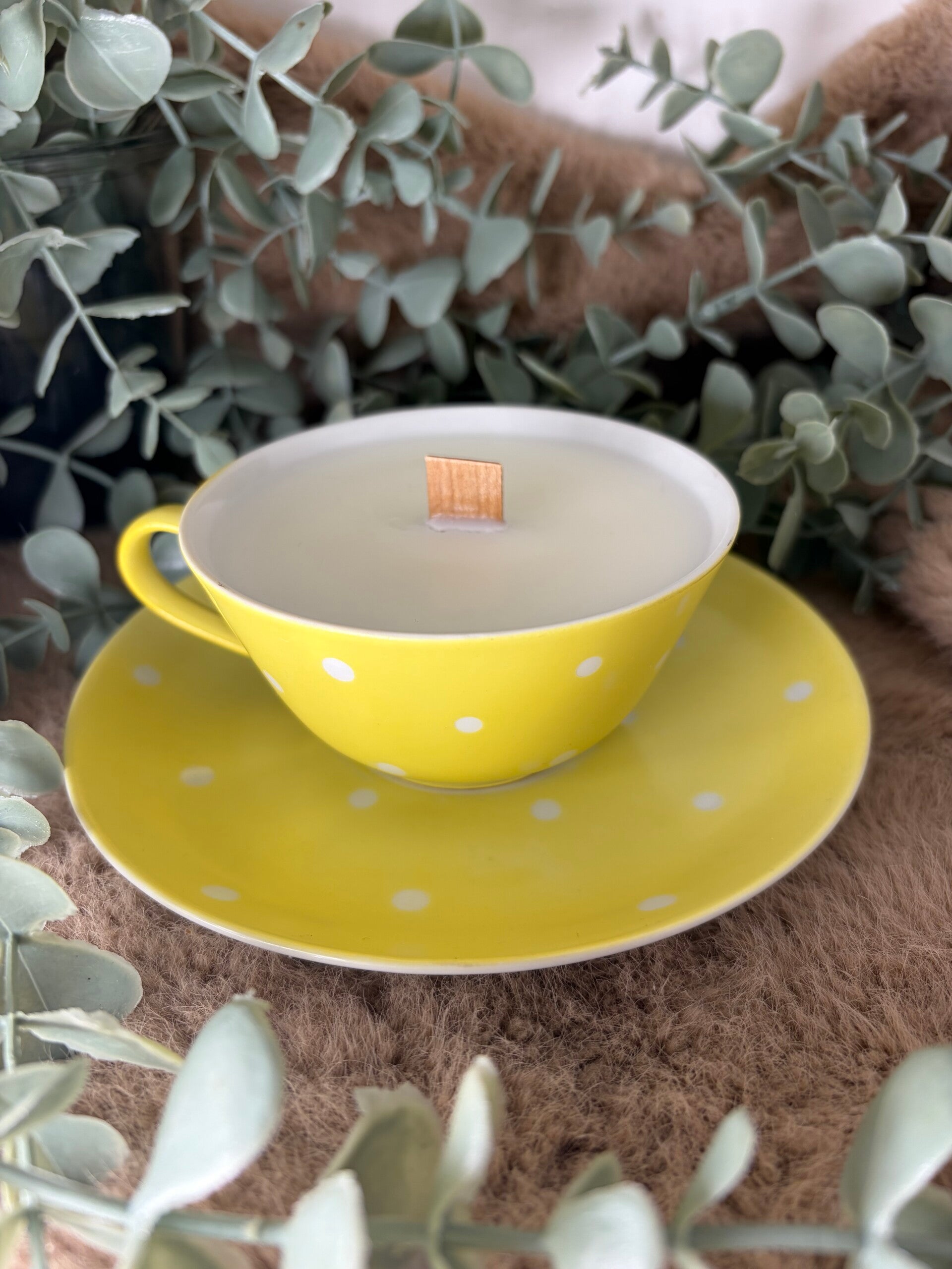 Jolie tasse jaune à point blanc. Menthe/basilic