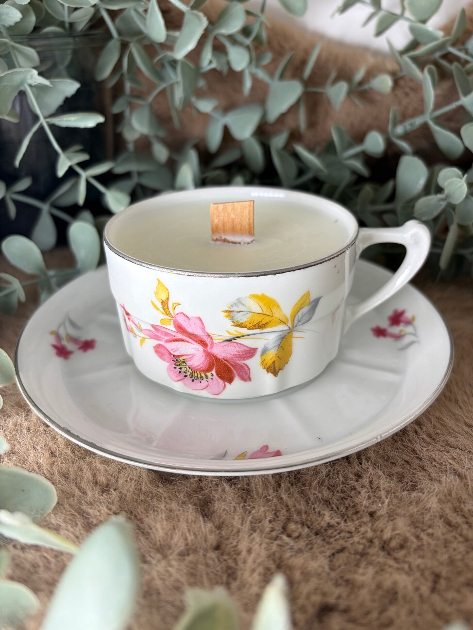 Tasse ornée de délicates fleurs roses et jaunes:  Lavande