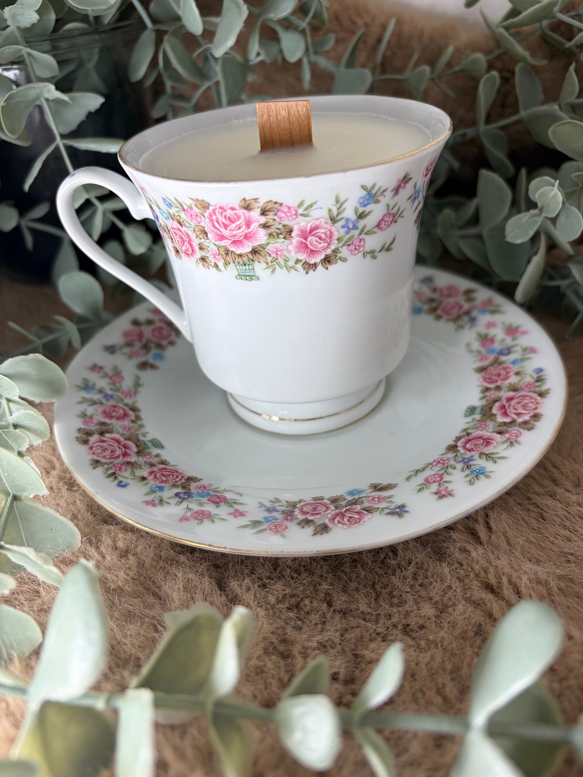 Jolie tasse blanche fleuries de  belle fleur rose Balade en forêt