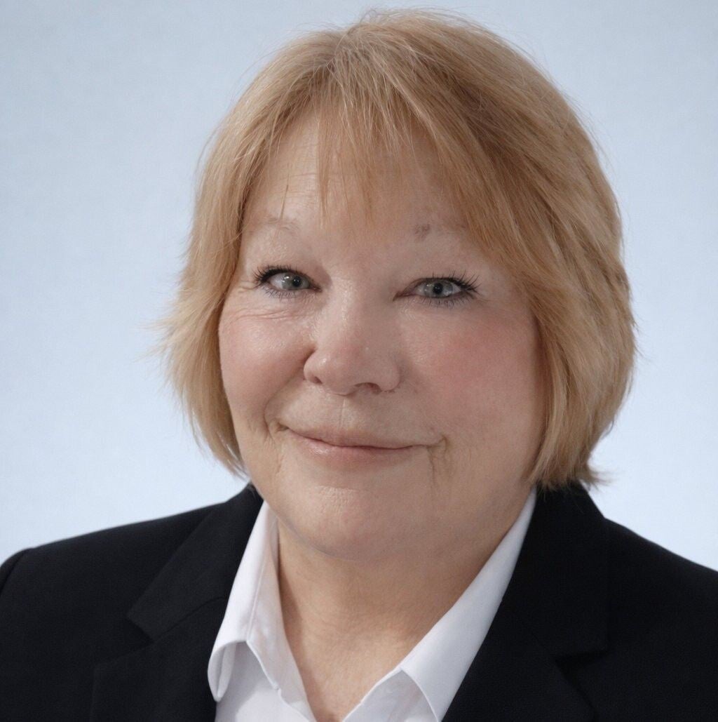 Dr. Clara Ray. PhD. Holistic Wellness Practitioner and body psychologist specializing in body signal documentation and medical harm prevention. creator of Body Notes and Author of Body Literacy