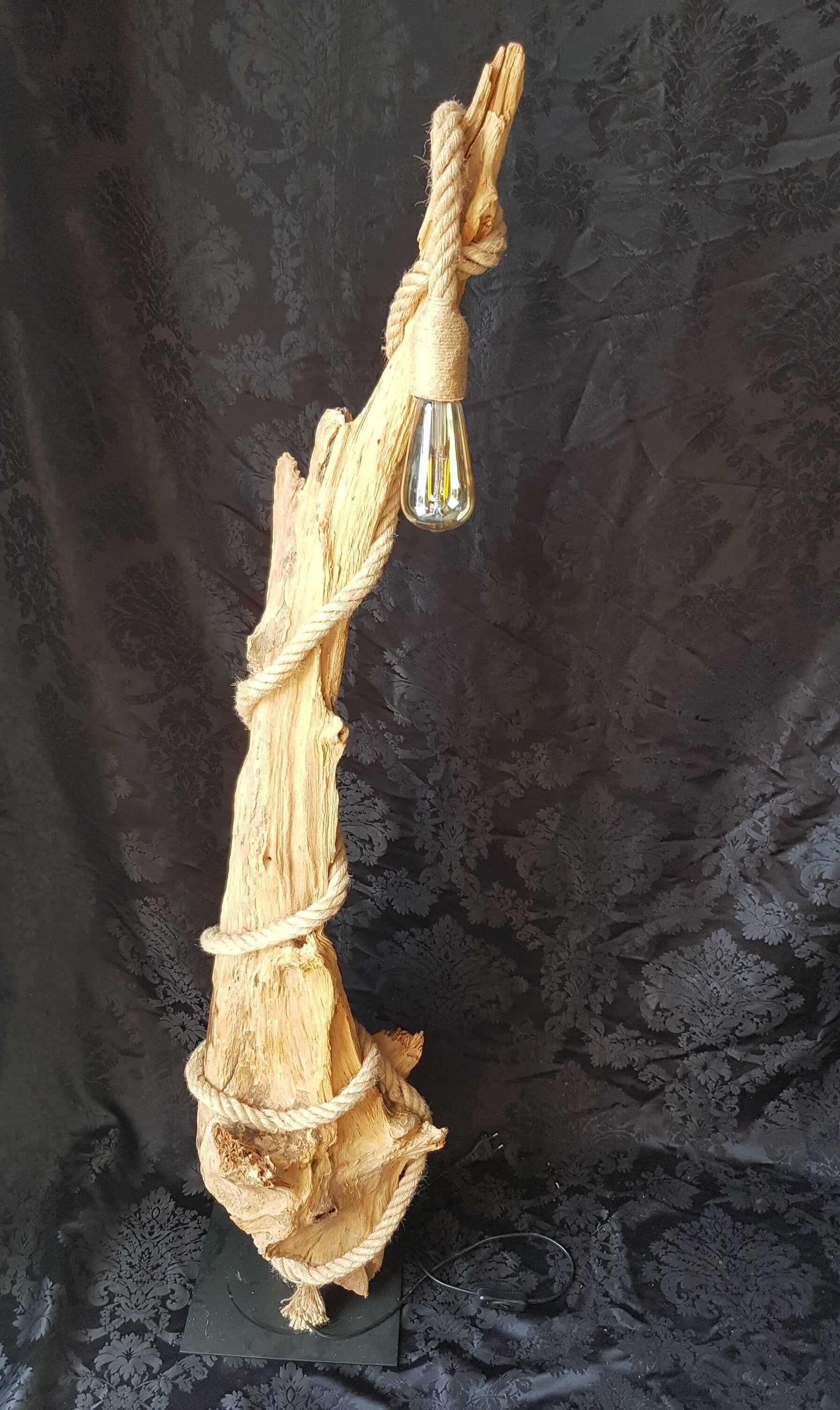 Staande vloerlamp op mat zwarte ijzeren voet