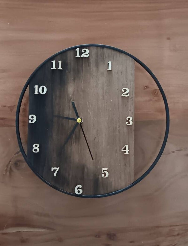 Handgemaakte houten wandklok